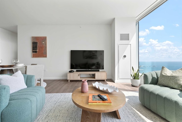 High-rise 65 Fl Apt w Lux Amenities Lake Views