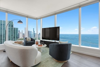 Top-tier Stay 49th Fl Lakefront City Views