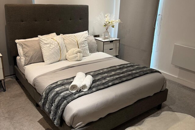 Stylish 2-bed Apt-private Parking-10mins to Centre