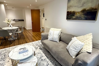 Stylish 2-bed Apt-private Parking-10mins to Centre