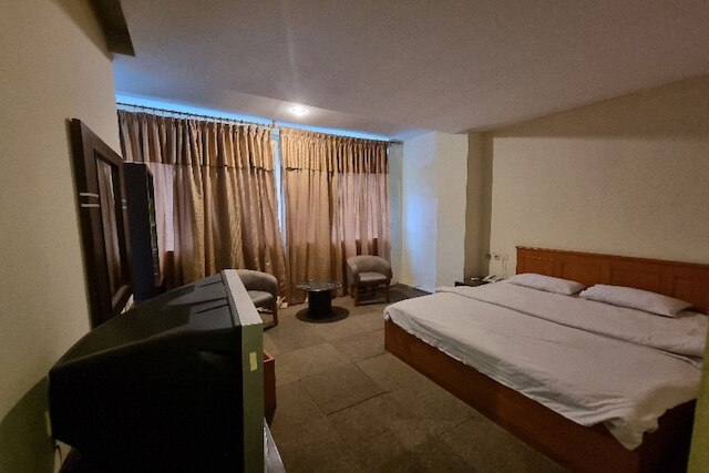 OYO 90952 Hotel Grand Sirao