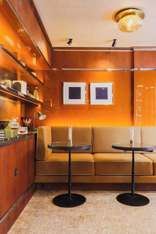 コンフィデンシャル ルーム 5, ア ストーンズ スロー フロム ザ ルーブル