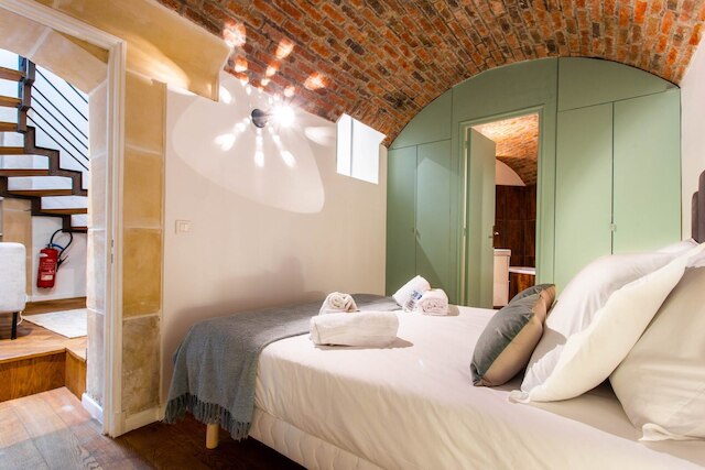 Bright Triplex - 4br/10p - Moulin Rouge