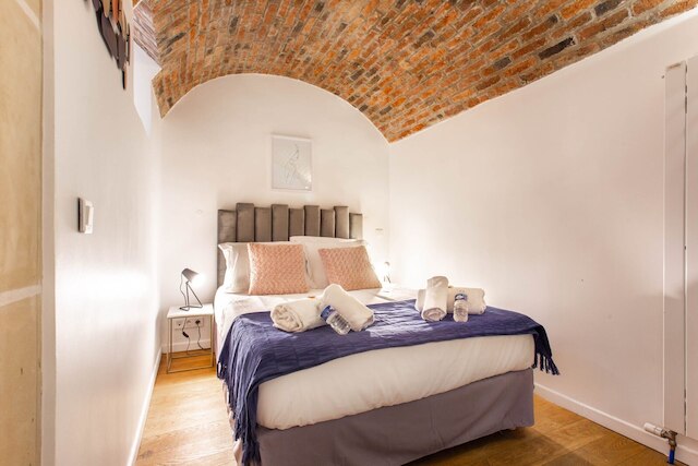 Bright Triplex - 4br/10p - Moulin Rouge