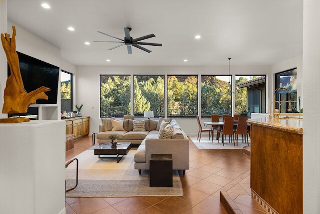 マンモス ロック スプレンダー - クローズ トゥ タウン ヒュージ スパ ゲームルーム