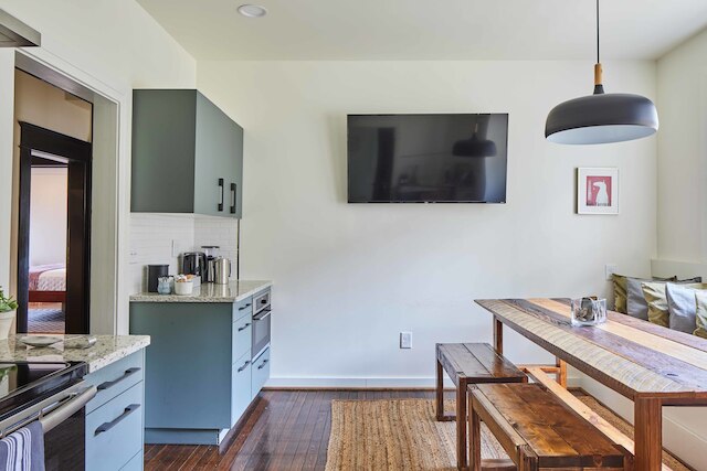 Charles on 11th - Beautifully Restored Historic Southside Home Walkable Perfect for Groups