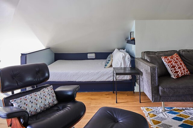 Apt3 Charles - Modern Fun Sun-filled Loft