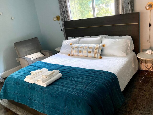 Blue Door Walk to Avondale Dog-friendly w Yard