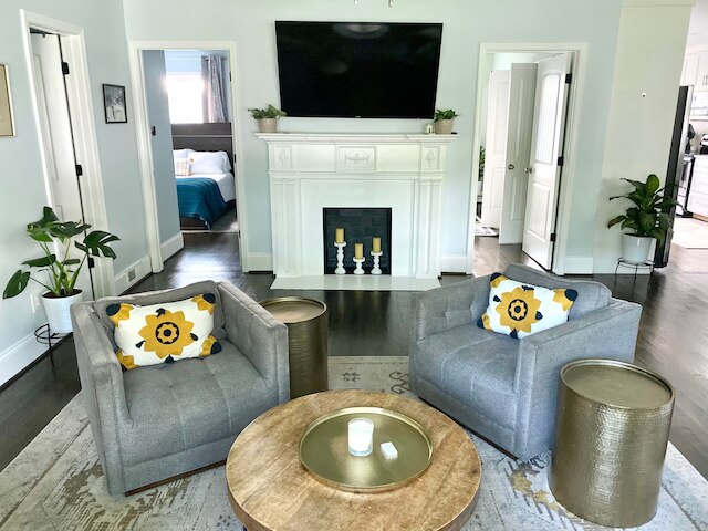 Blue Door Walk to Avondale Dog-friendly w Yard