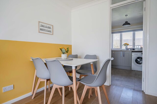 スタイリッシュ 2ベッドルーム アパートメント ニア MCR エアポート