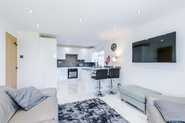 モダン 1 ベッドルーム アパートメント イン ホワイトフィールド