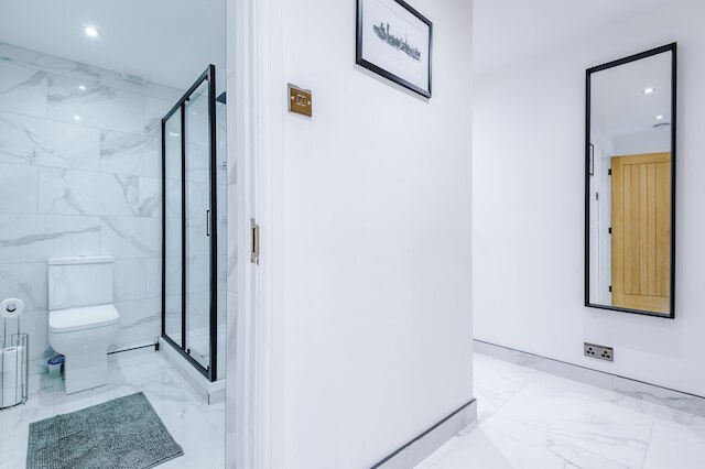 モダン 1 ベッドルーム アパートメント イン ホワイトフィールド