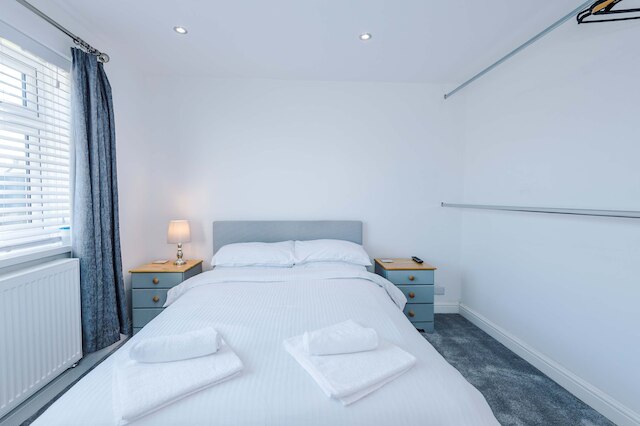 モダン 1 ベッドルーム アパートメント イン ホワイトフィールド