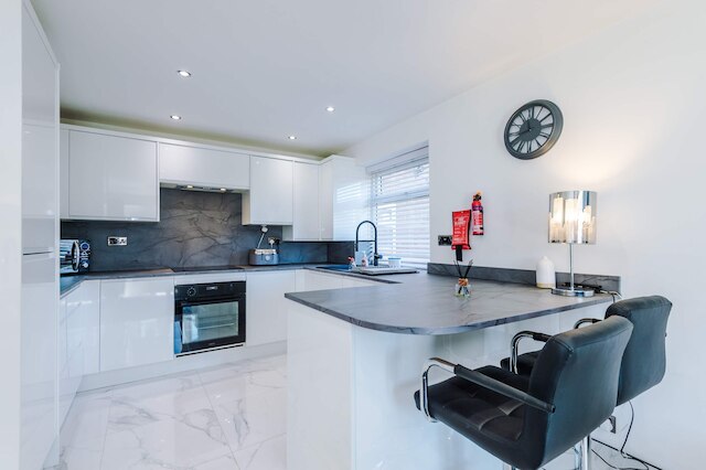 モダン 1 ベッドルーム アパートメント イン ホワイトフィールド