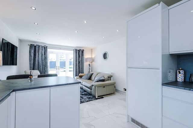 モダン 1 ベッドルーム アパートメント イン ホワイトフィールド