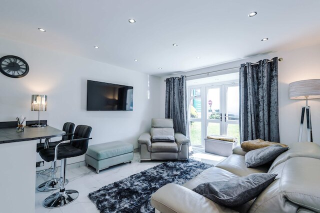 モダン 1 ベッドルーム アパートメント イン ホワイトフィールド