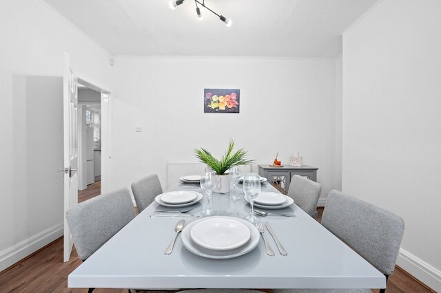 モダン 3ベッドルーム ホーム ウィズ ガーデン