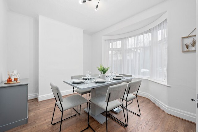 モダン 3ベッドルーム ホーム ウィズ ガーデン