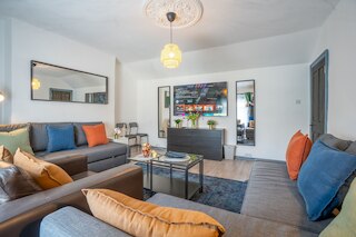 スペーシャス 2ベッドルーム メゾネット 2バスルームズ ヒュージ ラウンジ