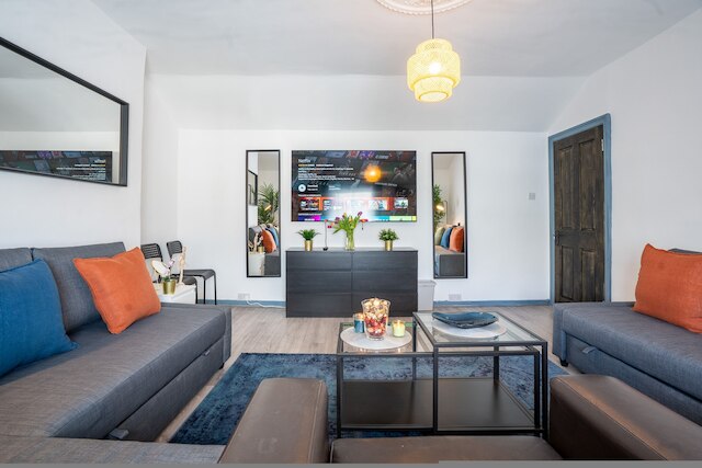 スペーシャス 2ベッドルーム メゾネット 2バスルームズ ヒュージ ラウンジ