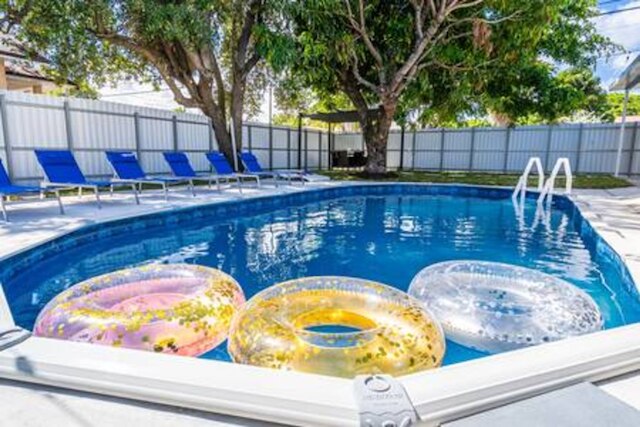 600 SW 31st Ave Pool Patio 4 Queen Beds Sleep 8 Parking