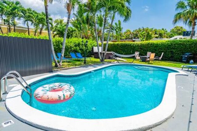 437 NE 107th プール ホットタブ パティオ 5 ベッドルームズ 3 バス パーキング