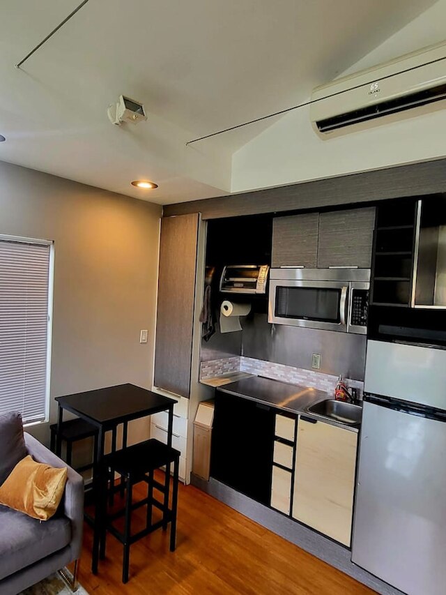 Indoor and Outdoor Venice Beach Living