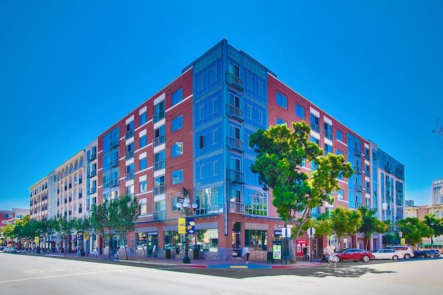 Allura Gaslamp Pool Spa Gym Extra Office Nook