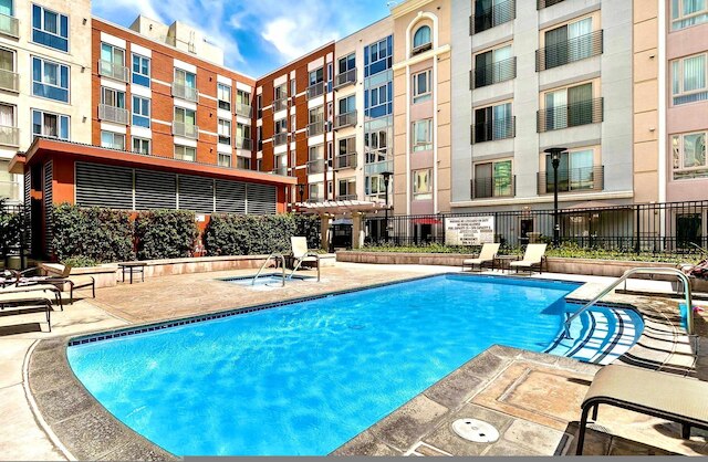 Allura Gaslamp Pool Spa Gym Extra Office Nook