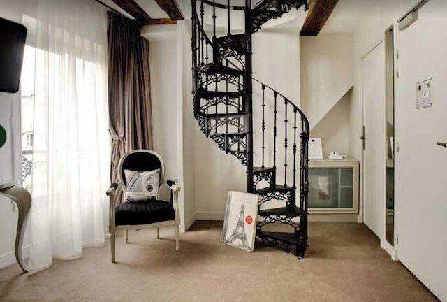 コンフィデンシャル ルーム 5, ア ストーンズ スロー フロム ザ ルーブル