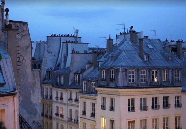 コンフィデンシャル ルーム 5, ア ストーンズ スロー フロム ザ ルーブル