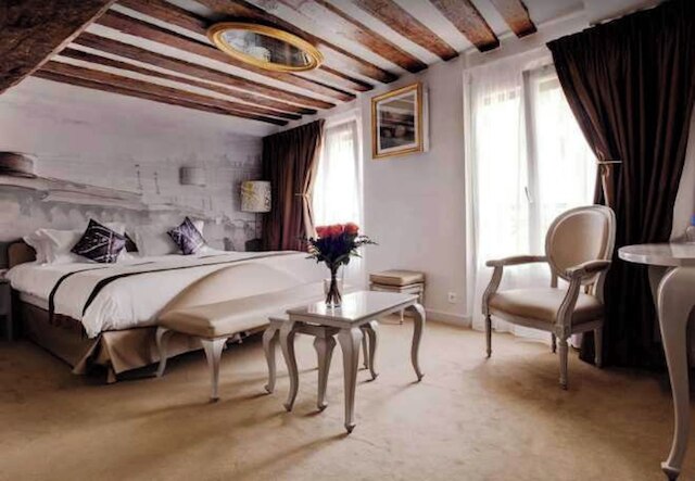 コンフィデンシャル ルーム 5, ア ストーンズ スロー フロム ザ ルーブル