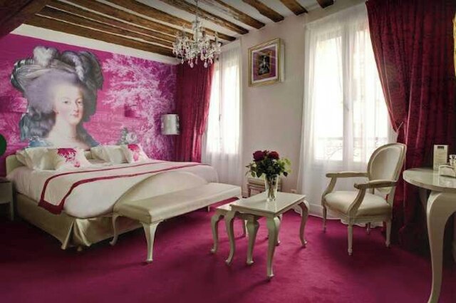 コンフィデンシャル ルーム 5, ア ストーンズ スロー フロム ザ ルーブル