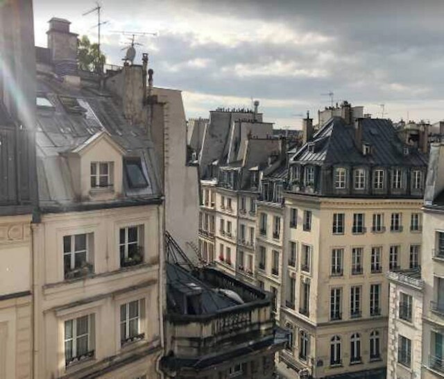 コンフィデンシャル ルーム 5, ア ストーンズ スロー フロム ザ ルーブル