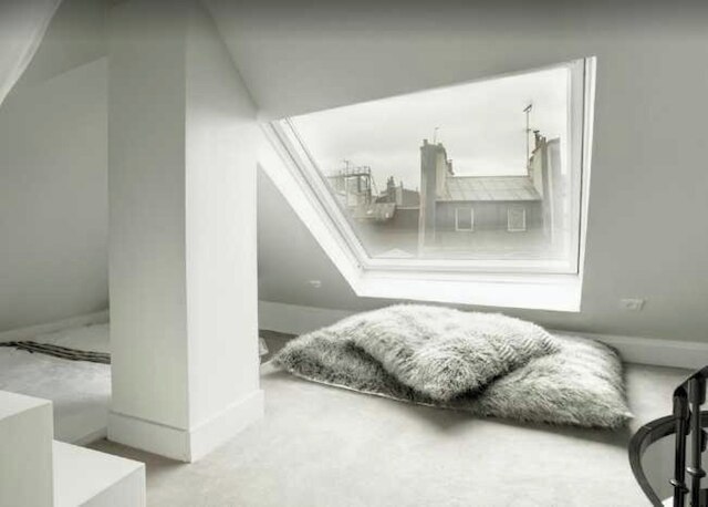 コンフィデンシャル ルーム 5, ア ストーンズ スロー フロム ザ ルーブル