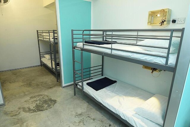 シャ ラ ラ ホステル