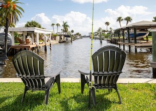 Riverside Retreat w Fireplace