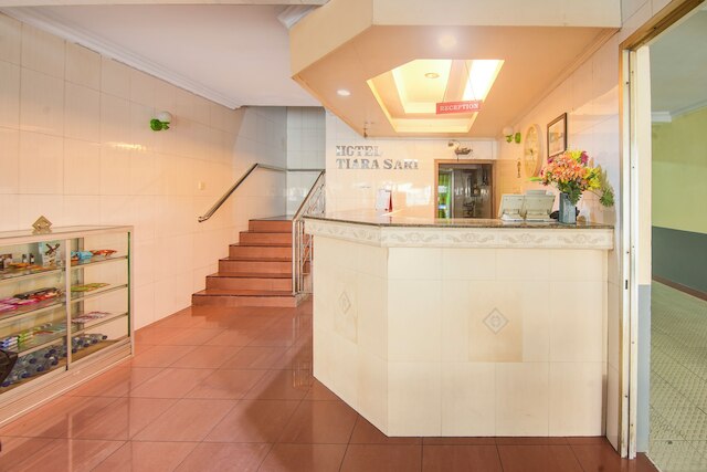 ホテル O マカッサル ニア パンタイ ロサリ フォーマリー ホテル ティアラ サリ