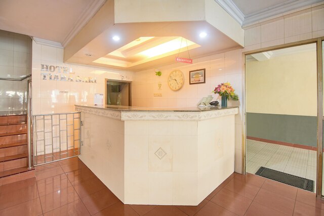 ホテル O マカッサル ニア パンタイ ロサリ フォーマリー ホテル ティアラ サリ