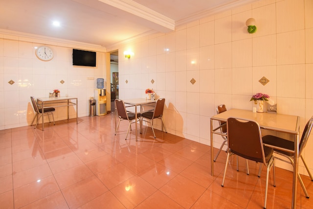 ホテル O マカッサル ニア パンタイ ロサリ フォーマリー ホテル ティアラ サリ