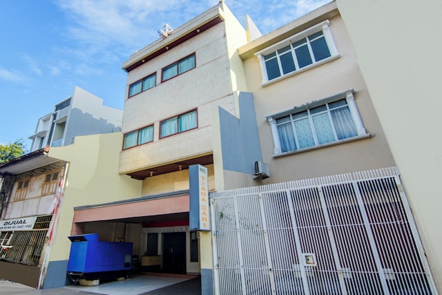 ホテル O マカッサル ニア パンタイ ロサリ フォーマリー ホテル ティアラ サリ