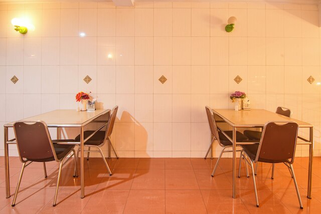 ホテル O マカッサル ニア パンタイ ロサリ フォーマリー ホテル ティアラ サリ