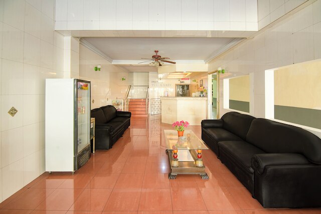 ホテル O マカッサル ニア パンタイ ロサリ フォーマリー ホテル ティアラ サリ