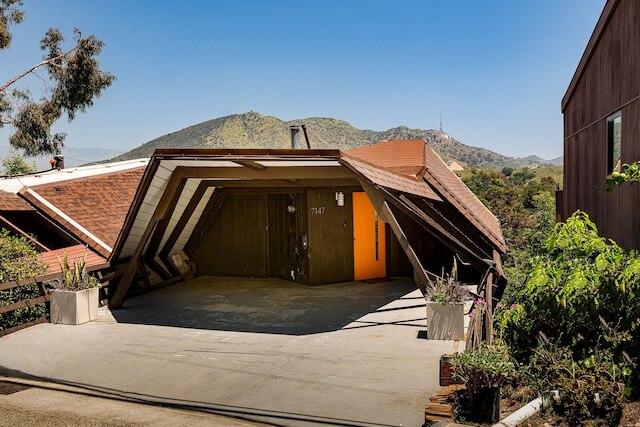 Iconic Gesner Boat House w View of Hollywood Sign