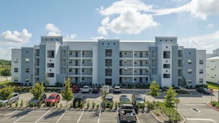 ストーリー レイク コンドス バイ UNE ホームズ