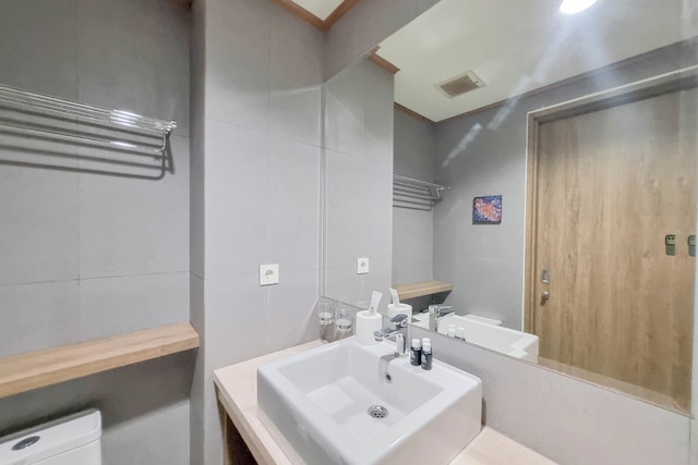 Warm And Minimalist Studio Apartment At Patraland Amarta