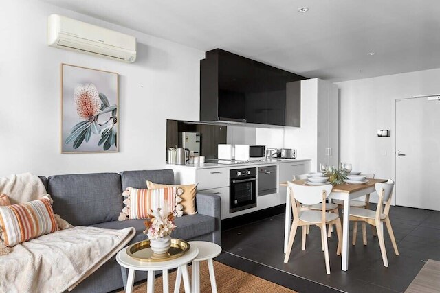 A Cozy 2BR Apt on Spencer St With Free Parking