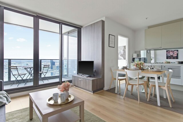 A Cozy 2BR Apt With Harbour Views, Free Parking