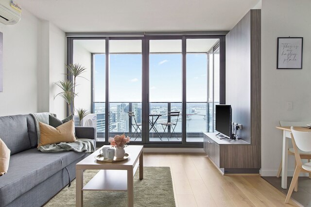 A Cozy 2BR Apt With Harbour Views, Free Parking