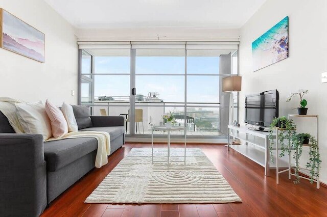 A Comfy & Spacious 2BR Apt Harbour View